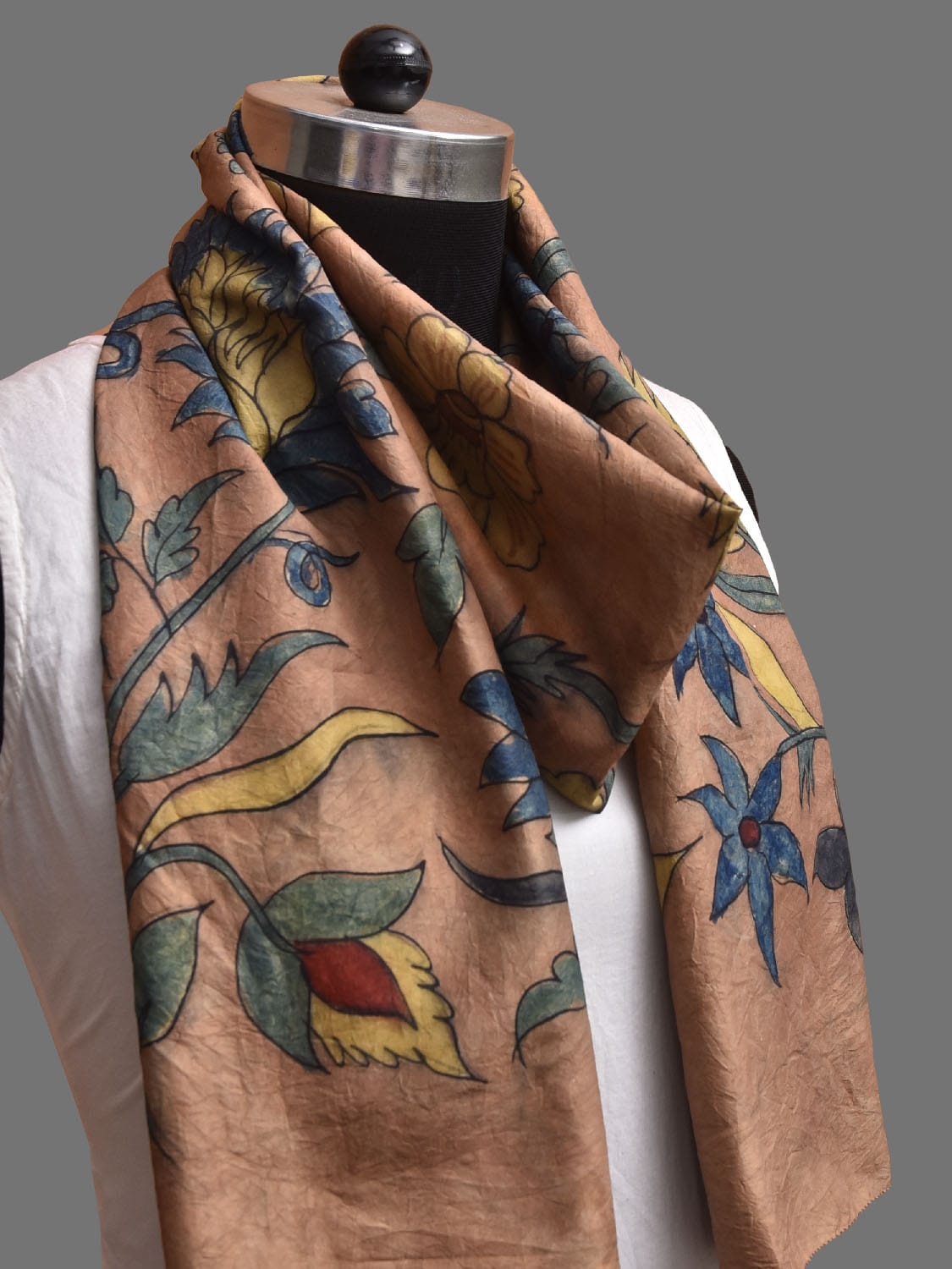 Light Peach Kalamkari Hand Painted Sico Stole with Floral Design ds3879