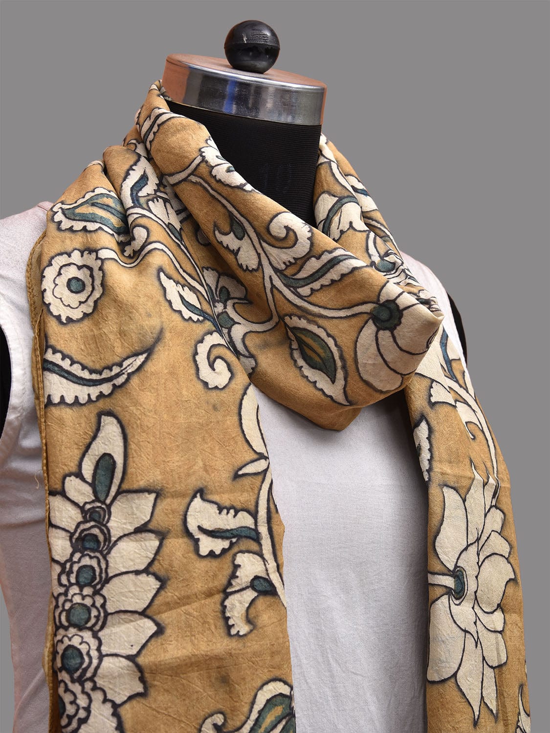 Light Yellow Kalamkari Hand Painted Sico Stole with Floral Design ds3677