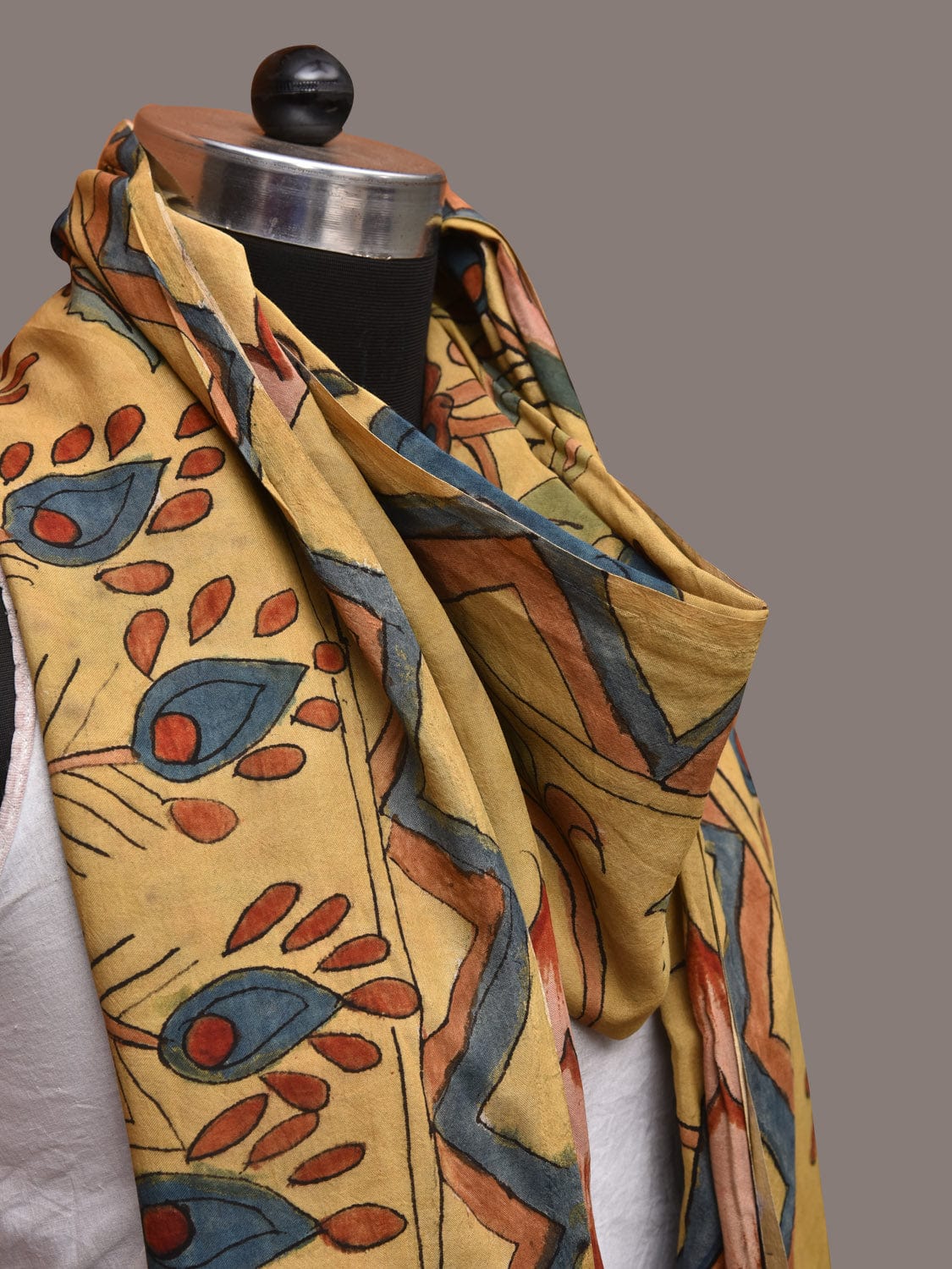 Light Yellow Kalamkari Hand Painted Silk Handloom Dupatta with Floral and Peacocks Design ds3555