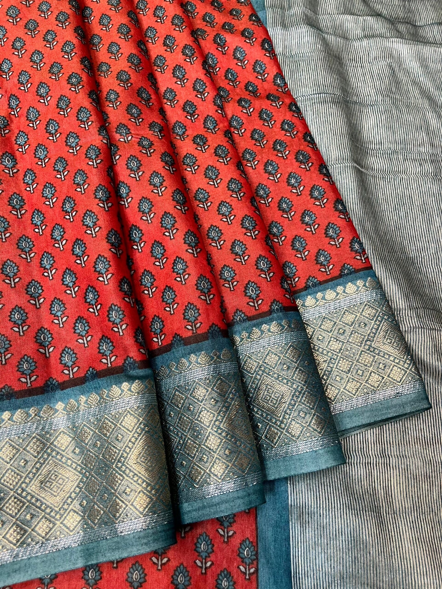 Red Viscose Silk Digital Print Zari Border with Body and Pallu Floral Design pr0142ds