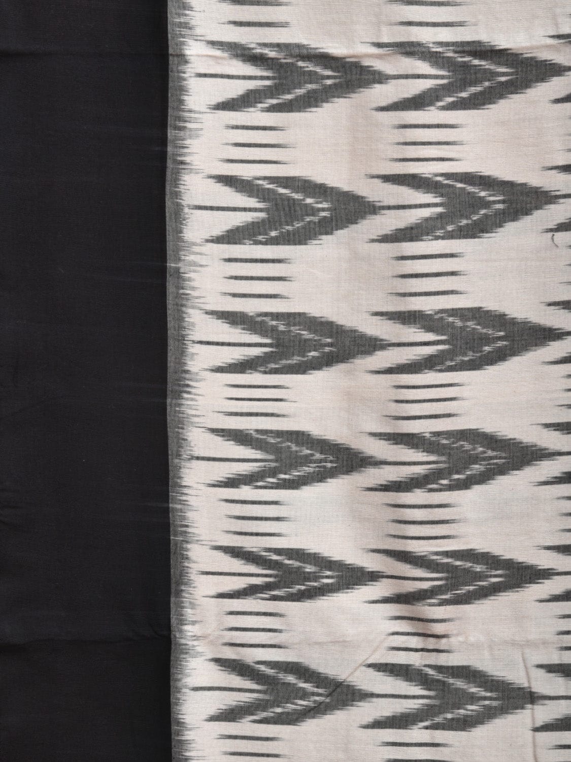 White and Black Pochampally Ikat Cotton Handloom Saree with Arrow Head Design No Blouse i0842