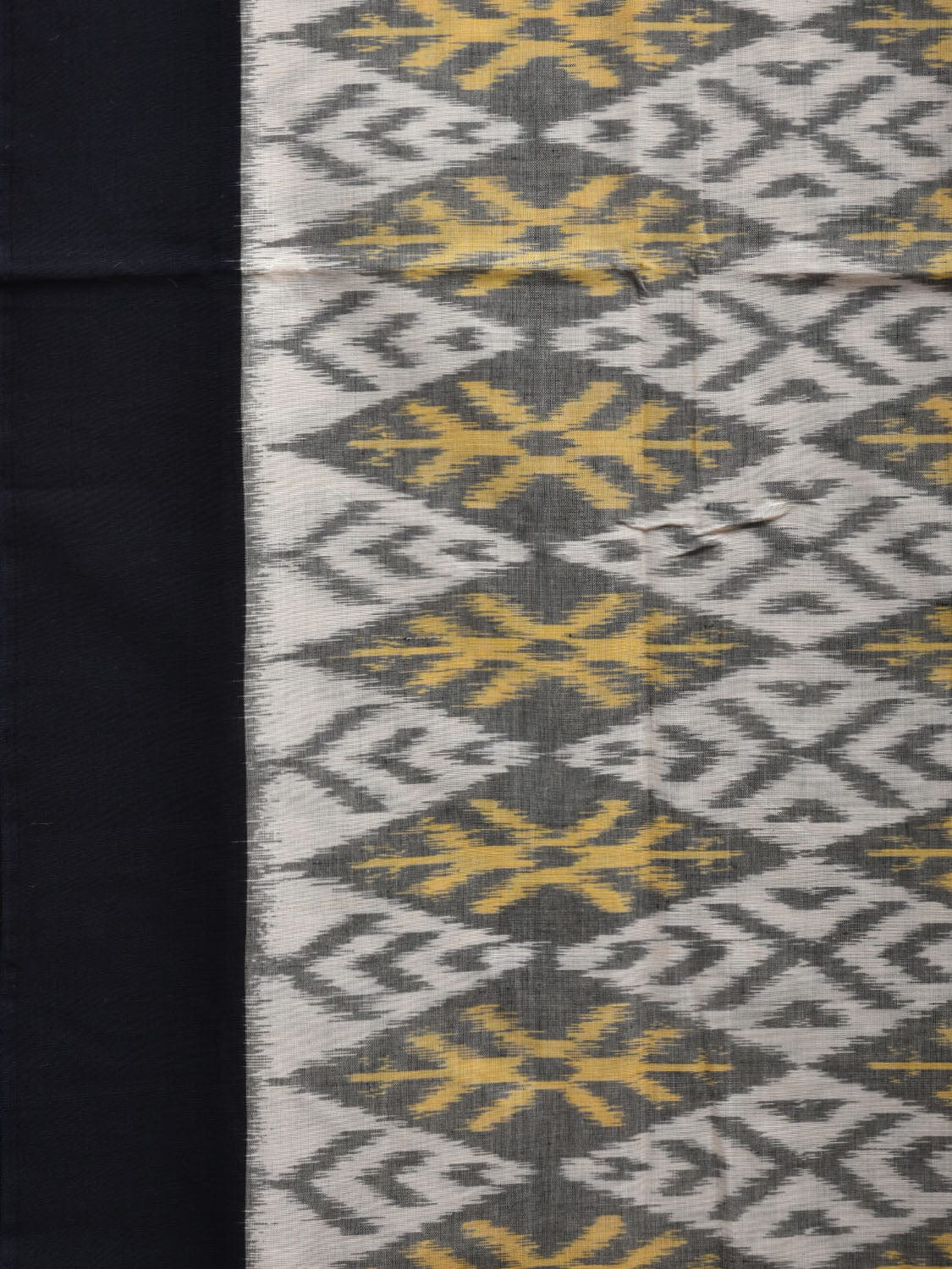 White and Black Pochampally Ikat Cotton Handloom Saree with Grill Design i0654