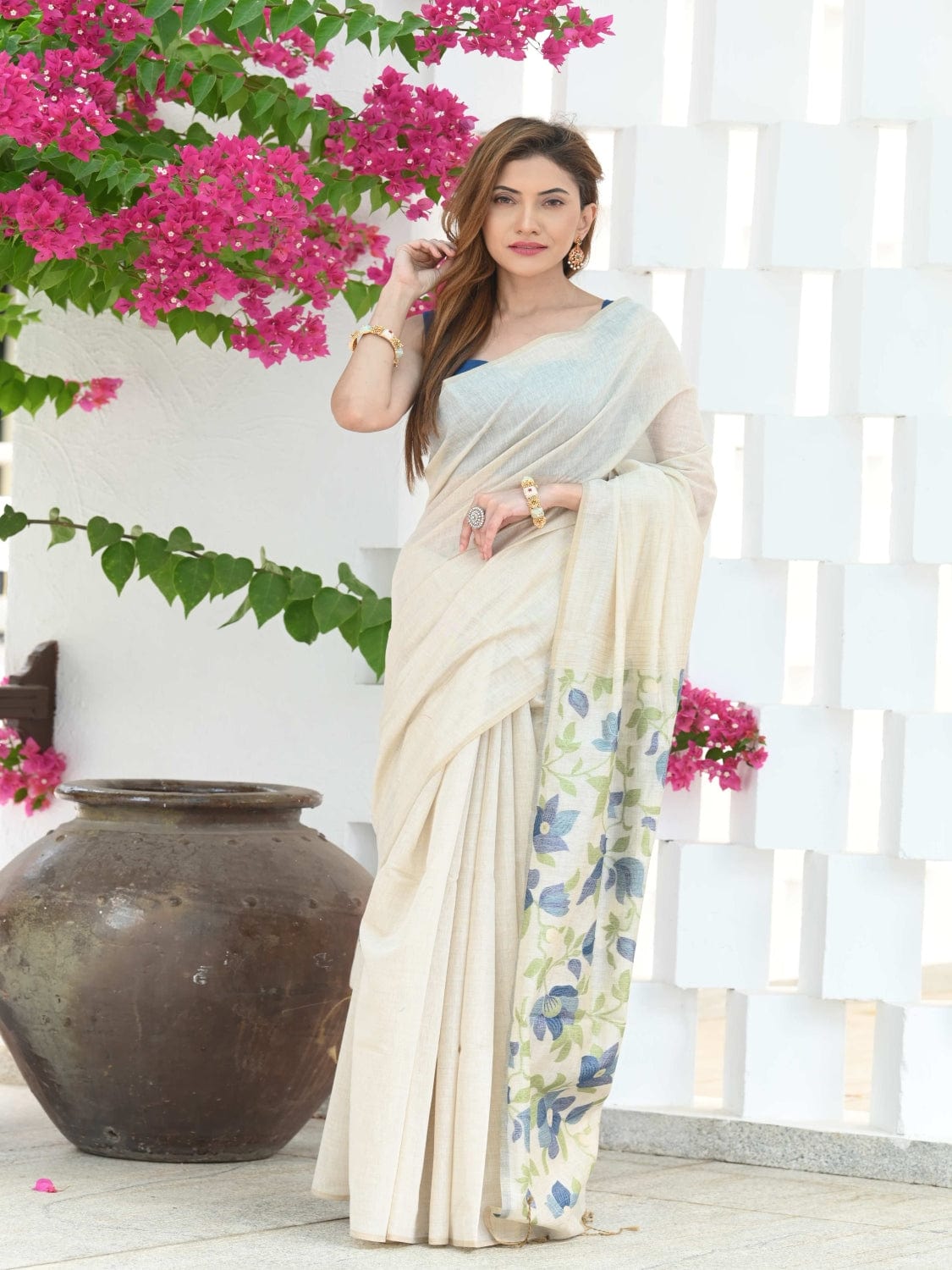 White and Blue Dhakai Jamdani Cotton Viscose Saree with Floral Pallu Design dj0119