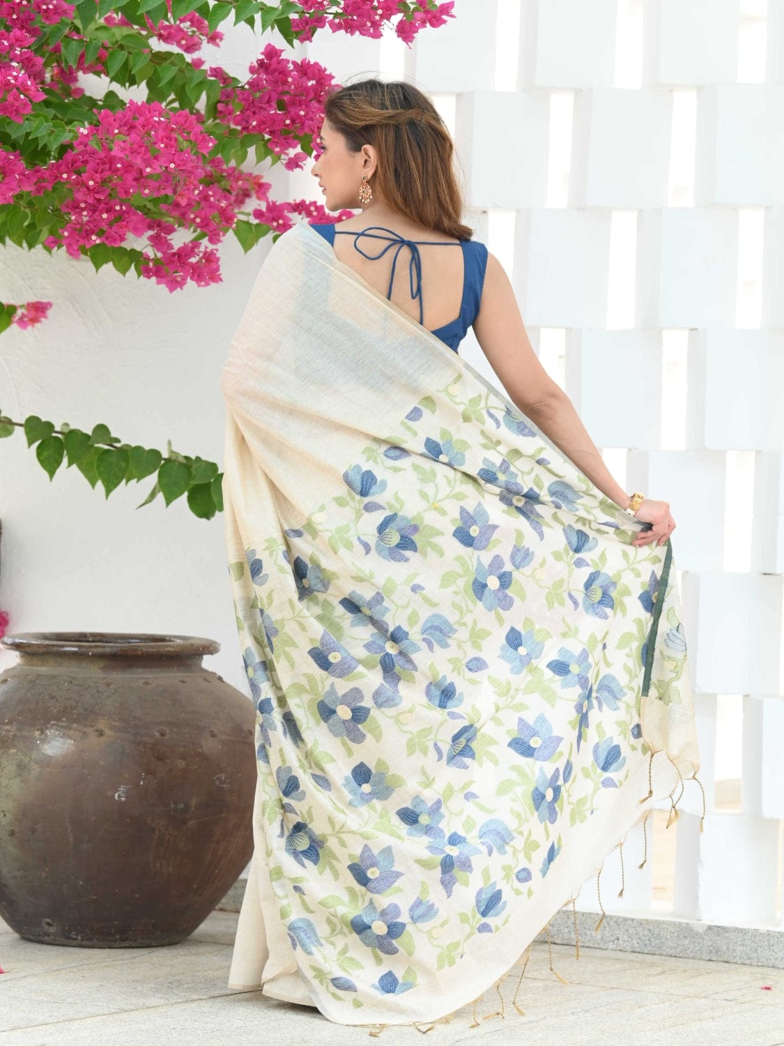 White and Blue Dhakai Jamdani Cotton Viscose Saree with Floral Pallu Design dj0119