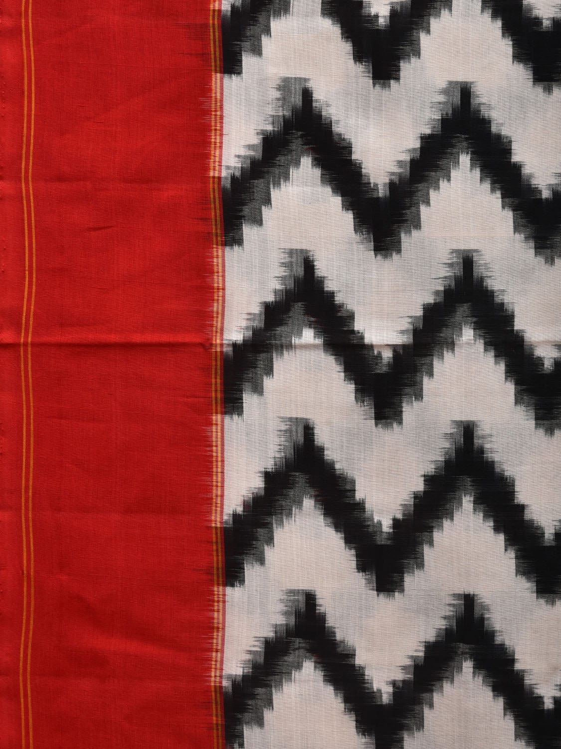 White and Red Pochampally Ikat Cotton Handloom Saree with Zig-Zag Design i0688