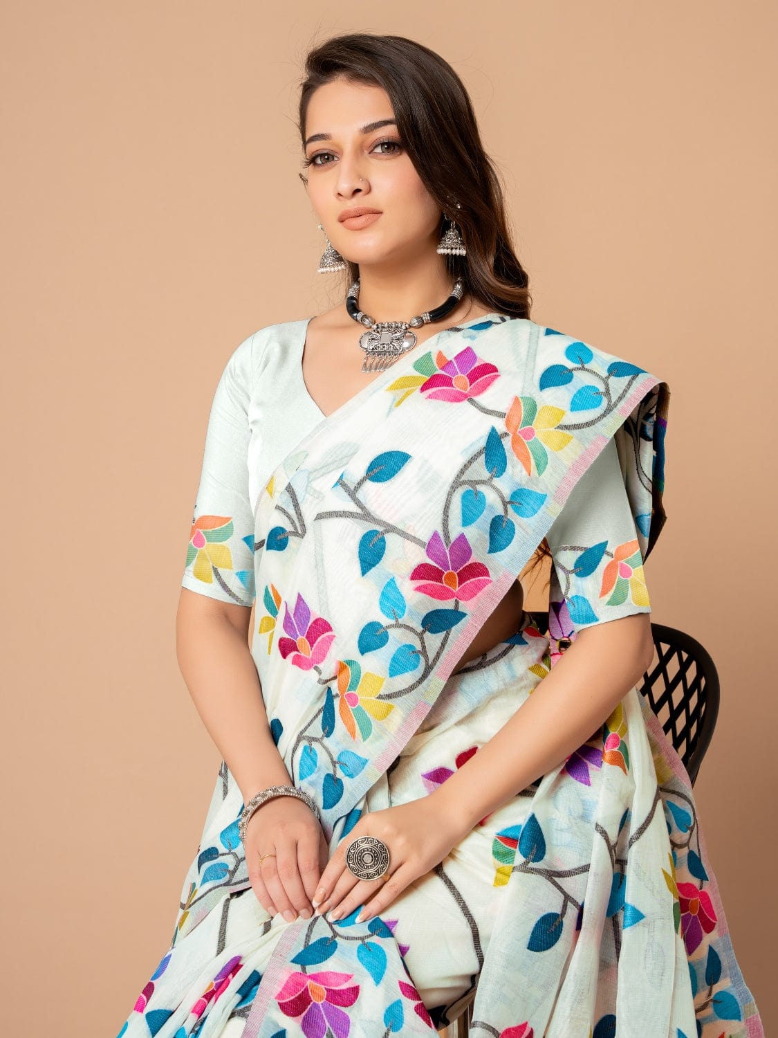 White Dhakai Jamdani Cotton Viscose Saree with Floral Border and Pallu Design dj0105