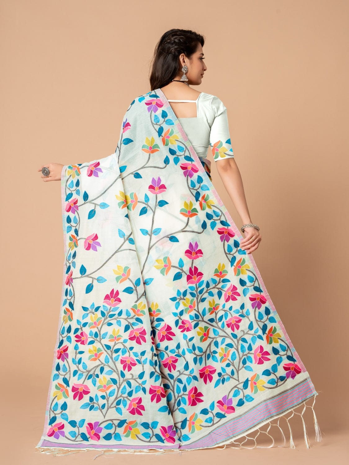 White Dhakai Jamdani Cotton Viscose Saree with Floral Border and Pallu Design dj0105