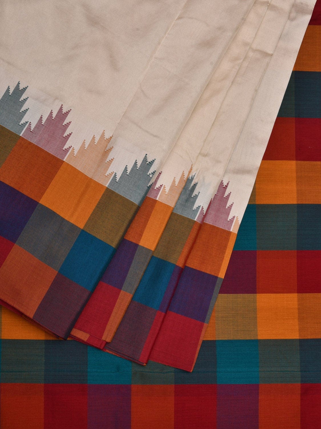 White Kanchipuram Silk Handloom Saree with Checks Border and Pallu Design k0516