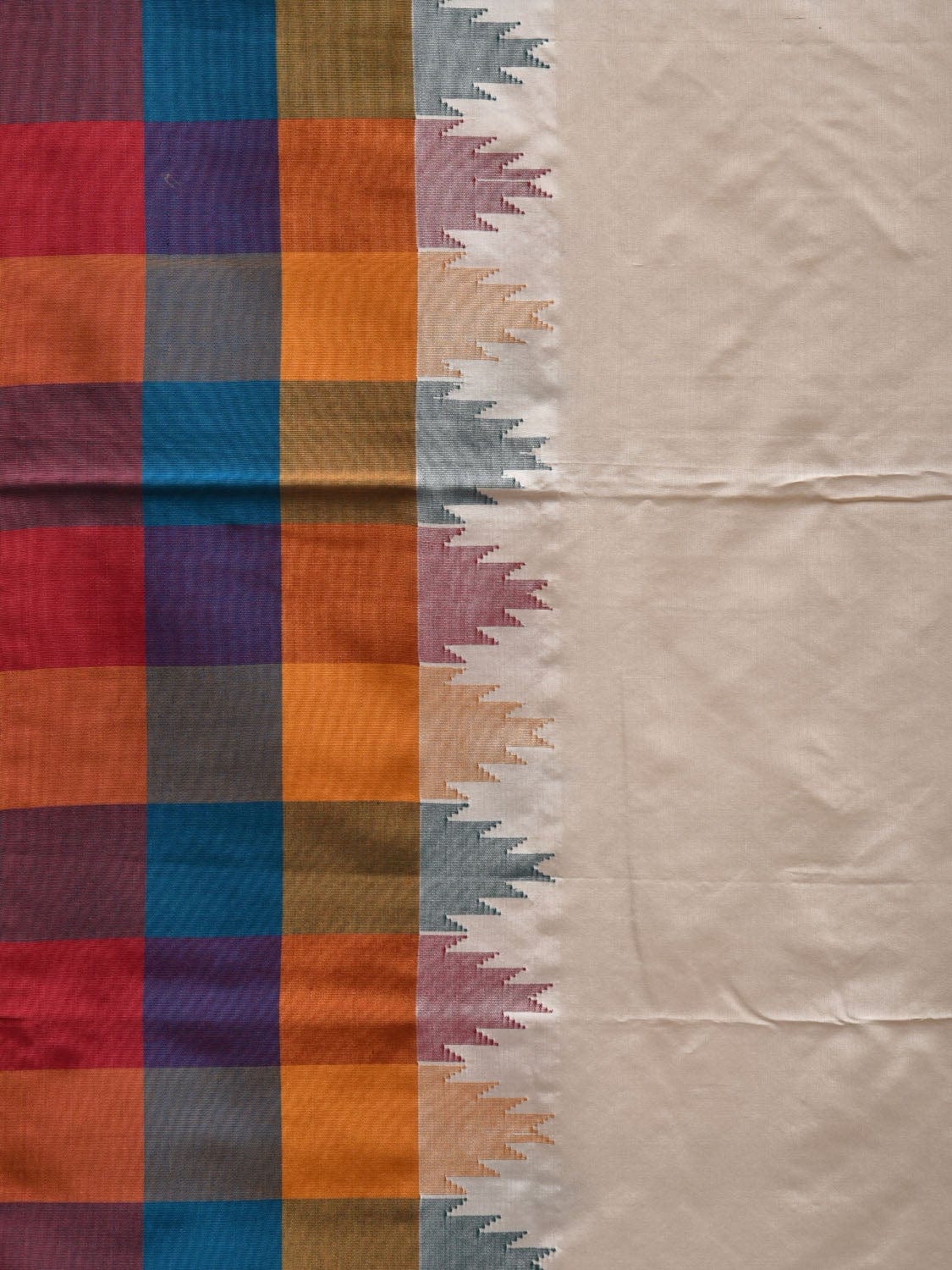 White Kanchipuram Silk Handloom Saree with Checks Border and Pallu Design k0516