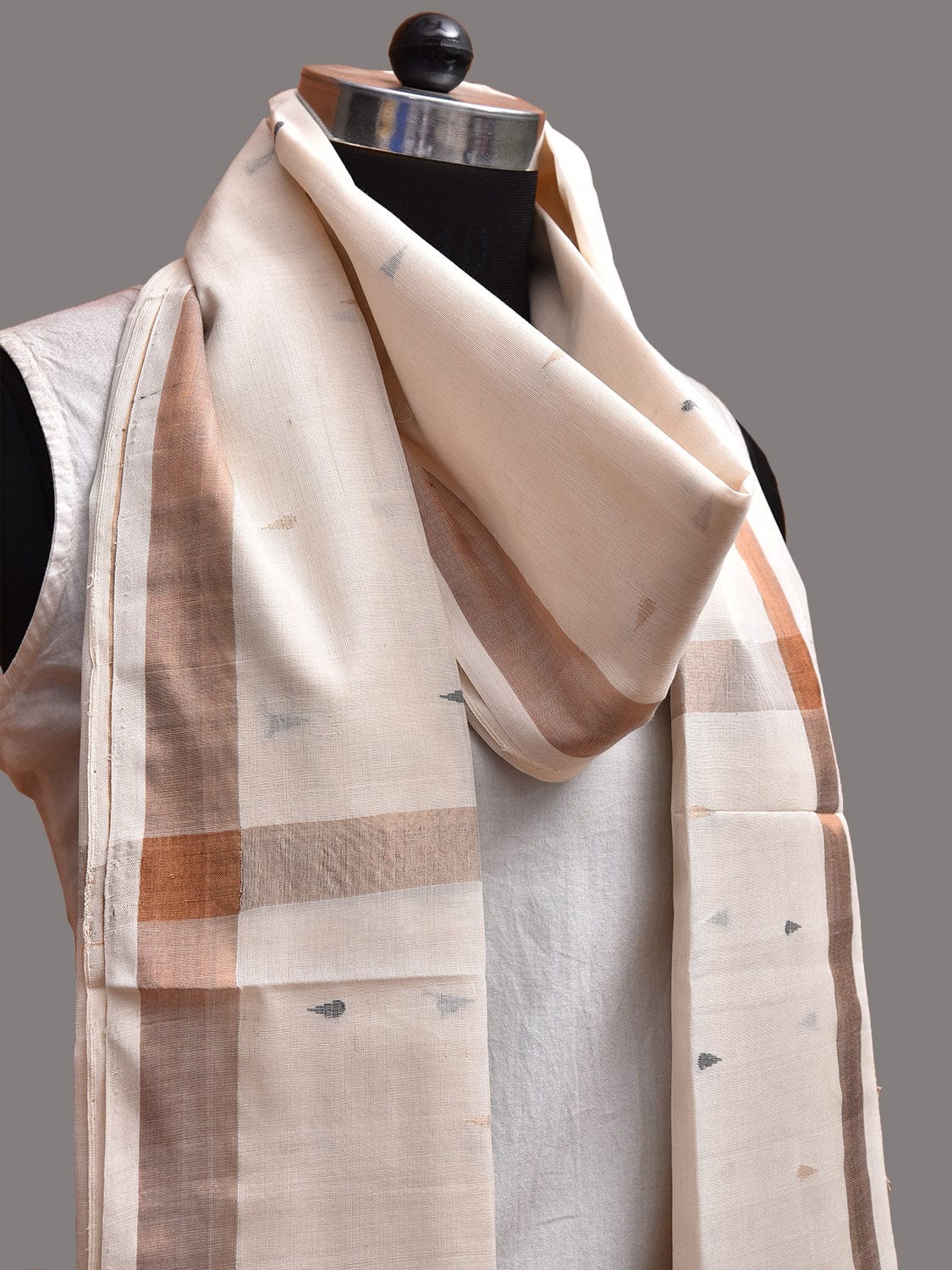 White Uppada Cotton Handloom Saree with Small Buta Design ds3738