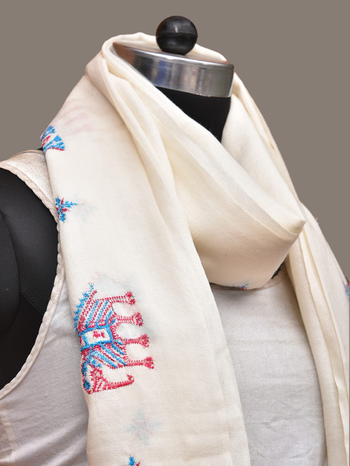 White Woolen Dupatta with Kasuti Work Design ds3283