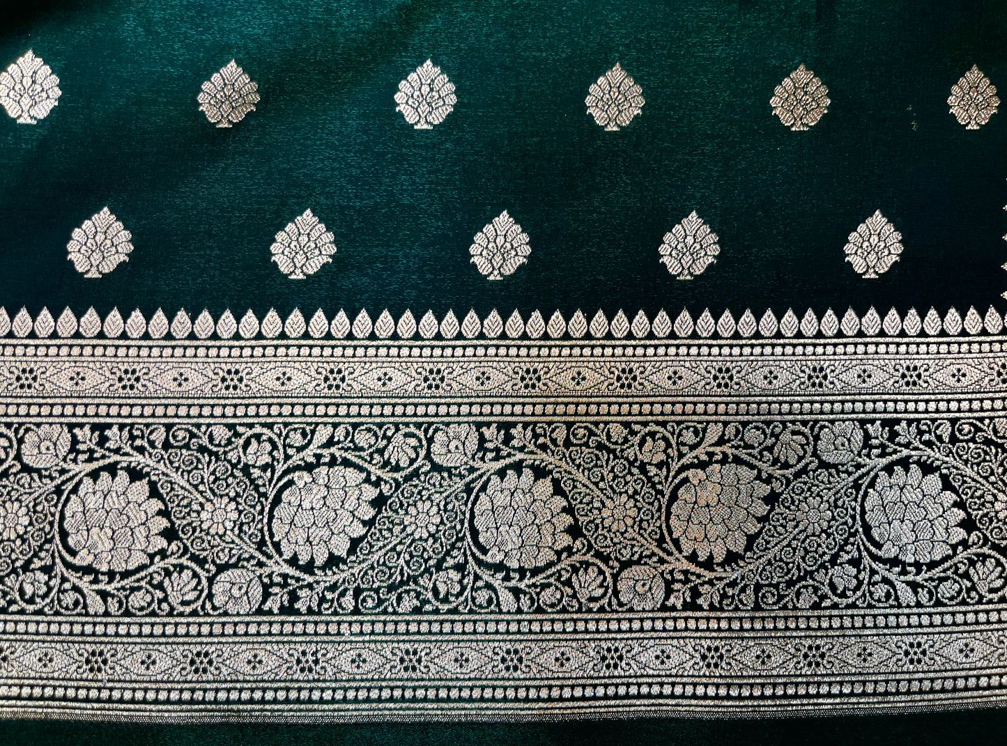Dark Green Katan Banarasi Saree with Silver Zari Floral Weaving & Grand Pallu B0507ds