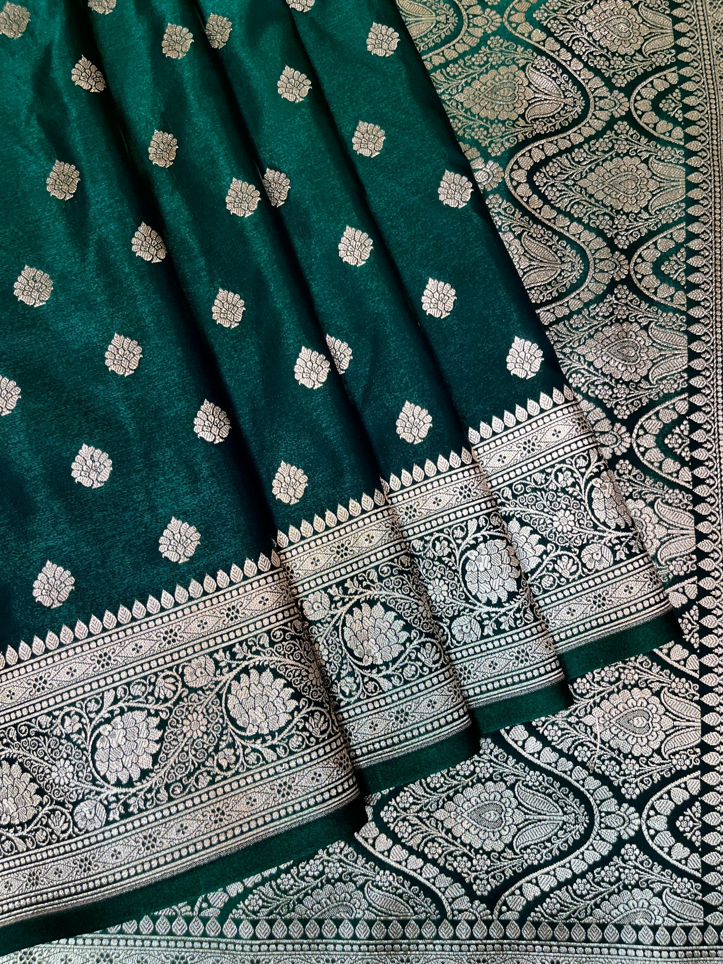 Dark Green Katan Banarasi Saree with Silver Zari Floral Weaving & Grand Pallu B0507ds