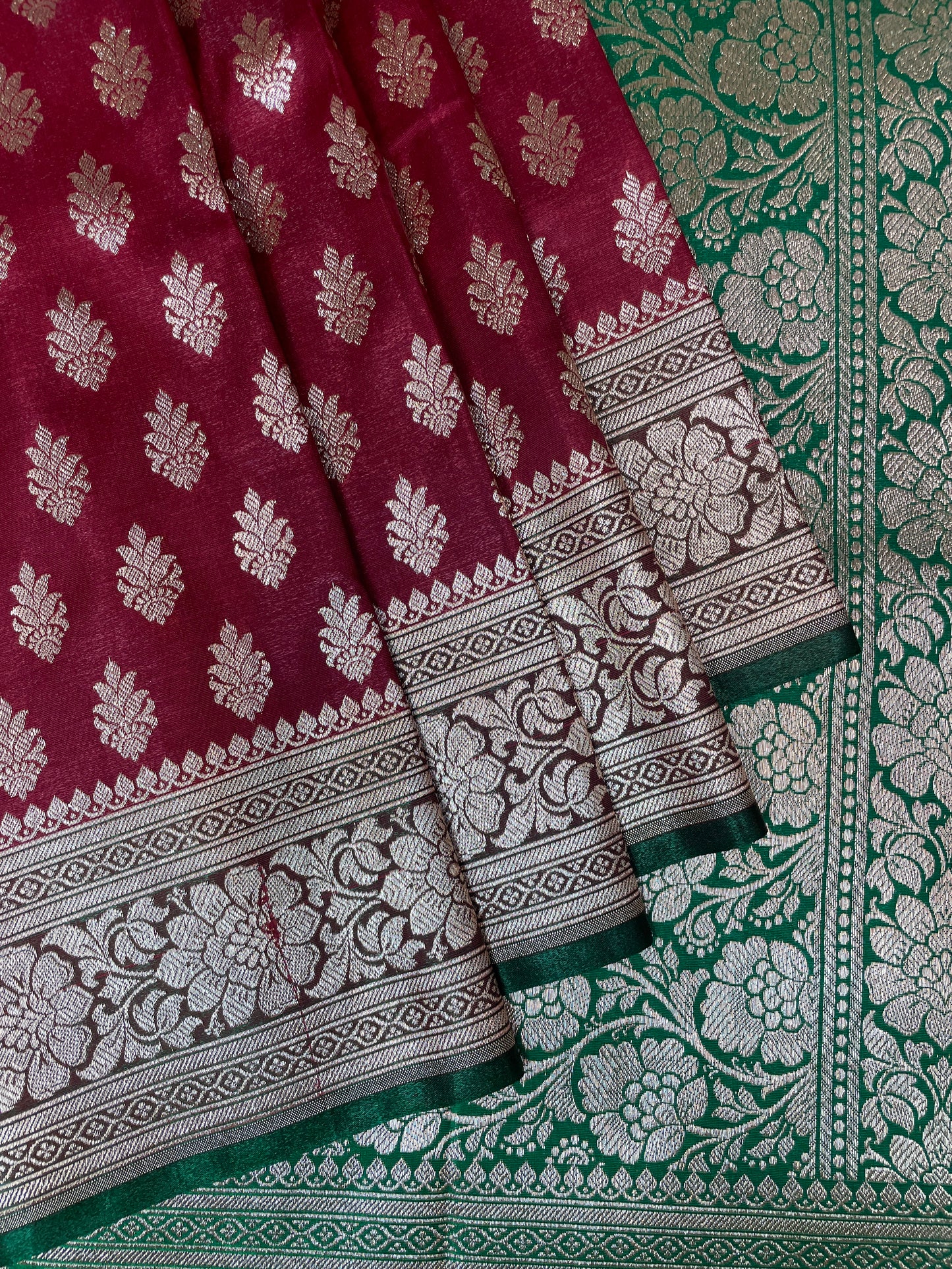 Dark Maroon and Green Katan Banarasi Saree with Silver Zari Floral Weaving And Grand Pallu B0527ds