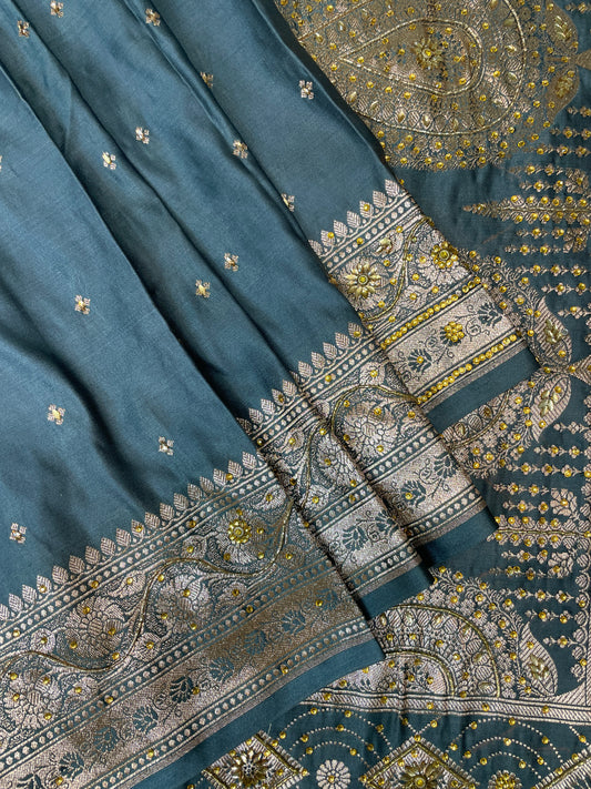 Light Grey Katan Banarasi Saree with Silver Zari Floral Weaving And Grand Pallu B0539ds