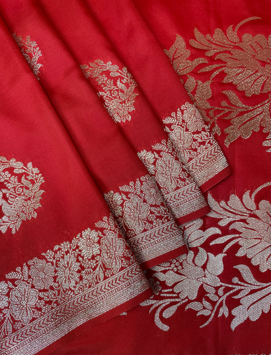 Red Katan Banarasi Saree with Silver Zari Floral Weaving And Grand Pallu B0550ds