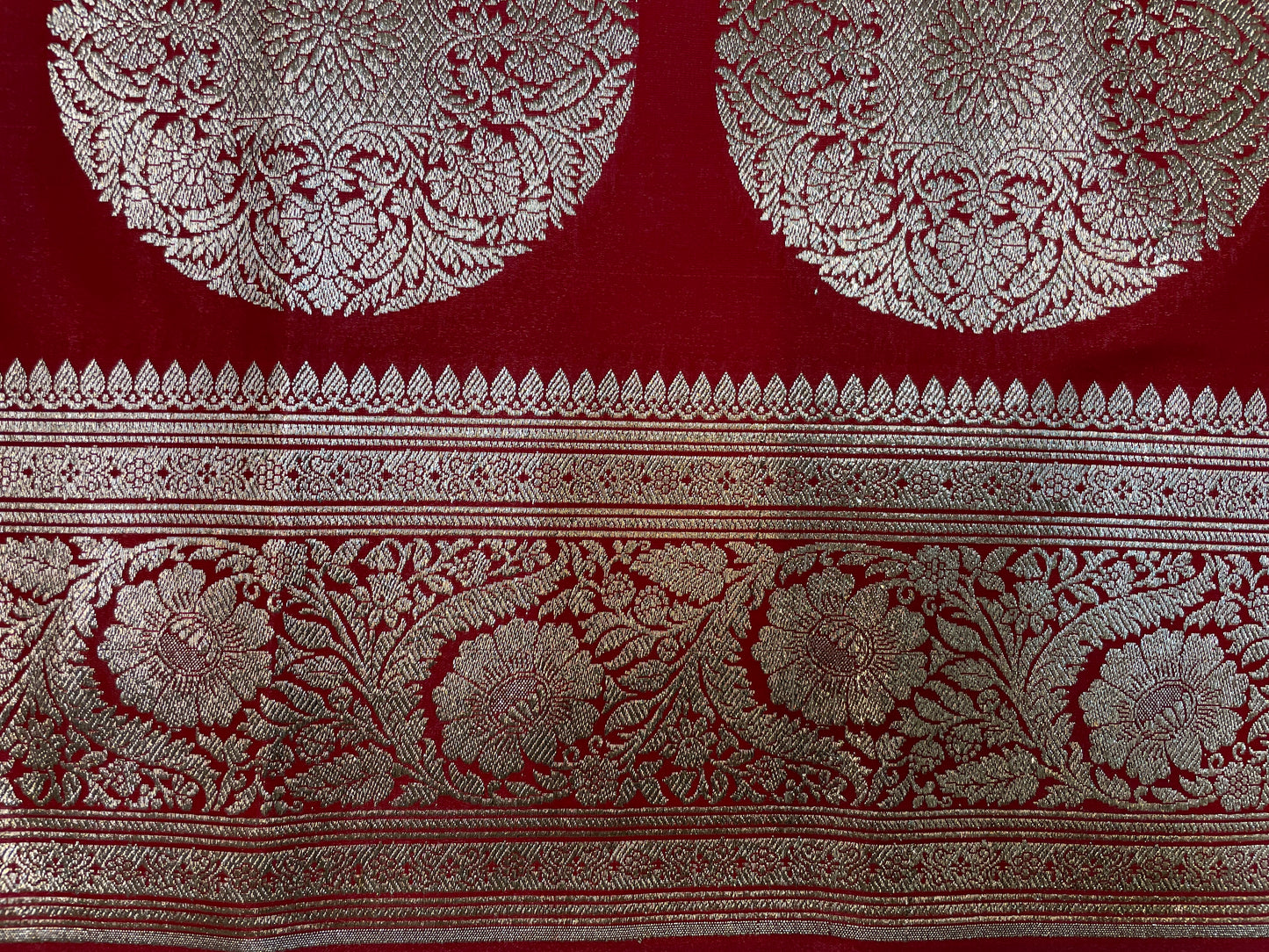 Maroon Katan Banarasi Saree with Silver Zari Floral Weaving And Grand Pallu B0563ds