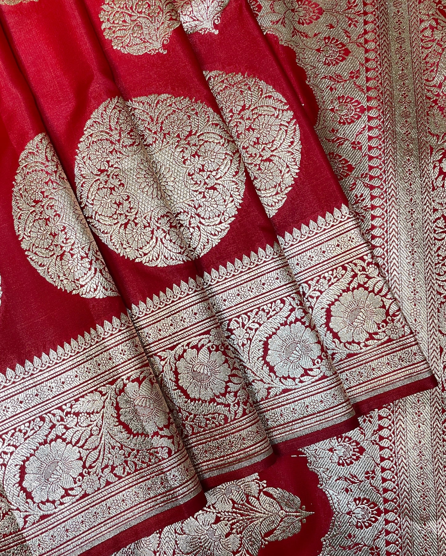 Maroon Katan Banarasi Saree with Silver Zari Floral Weaving And Grand Pallu B0563ds