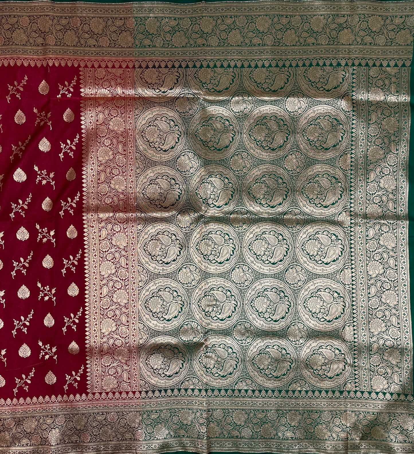 Maroon And Dark Green Katan Banarasi Saree with Silver Zari Floral Weaving And Grand Pallu B0565ds