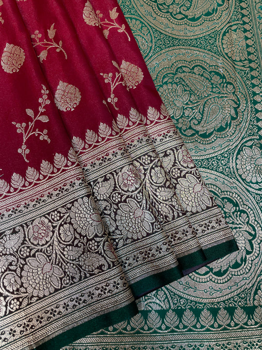 Maroon And Dark Green Katan Banarasi Saree with Silver Zari Floral Weaving And Grand Pallu B0565ds