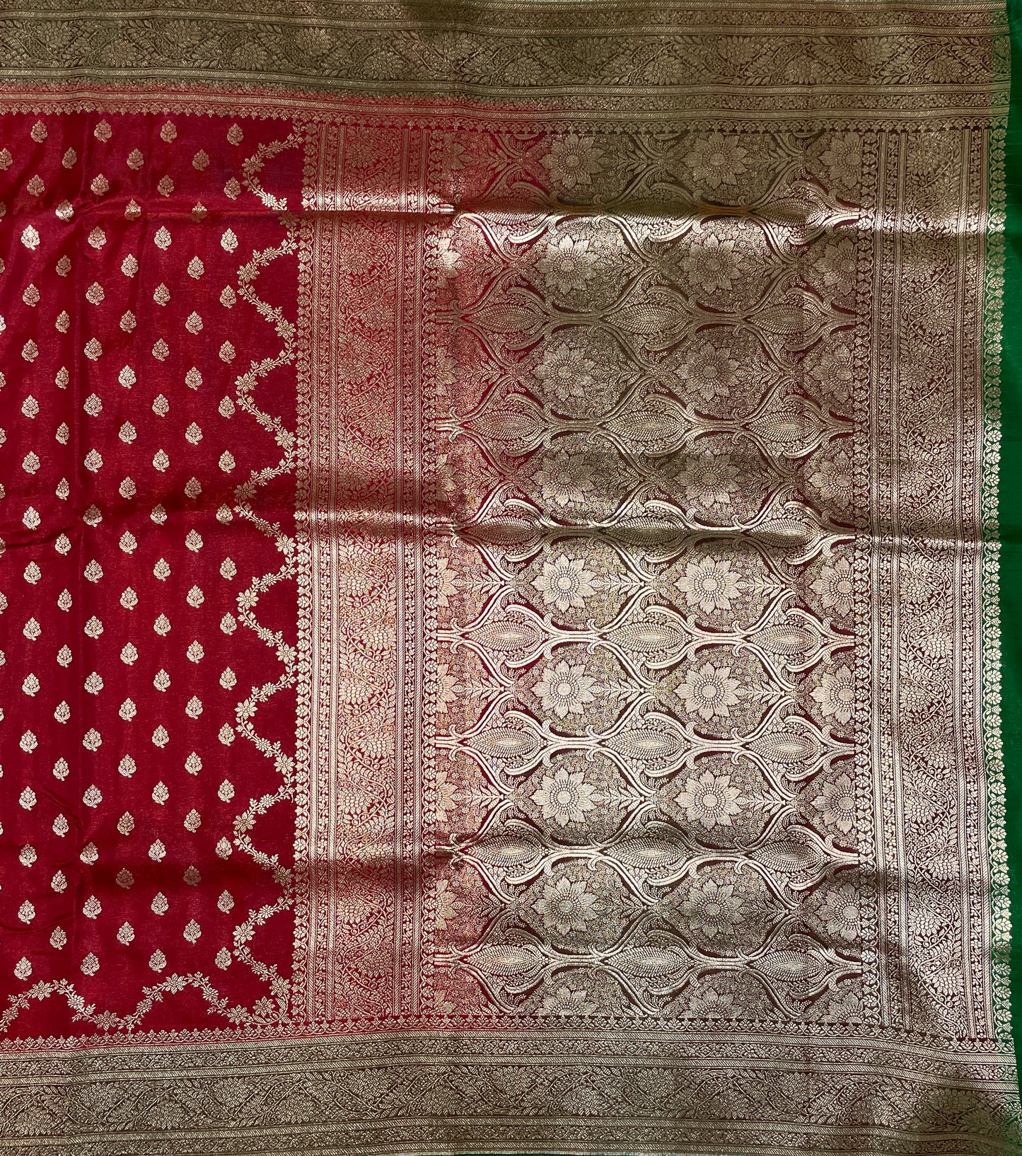 Maroon And Dark Green Katan Banarasi Saree with Silver Zari Floral Weaving And Grand Pallu B0579ds