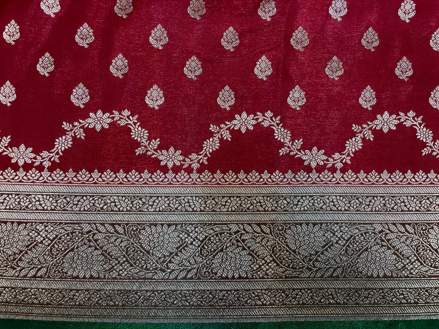Maroon And Dark Green Katan Banarasi Saree with Silver Zari Floral Weaving And Grand Pallu B0579ds