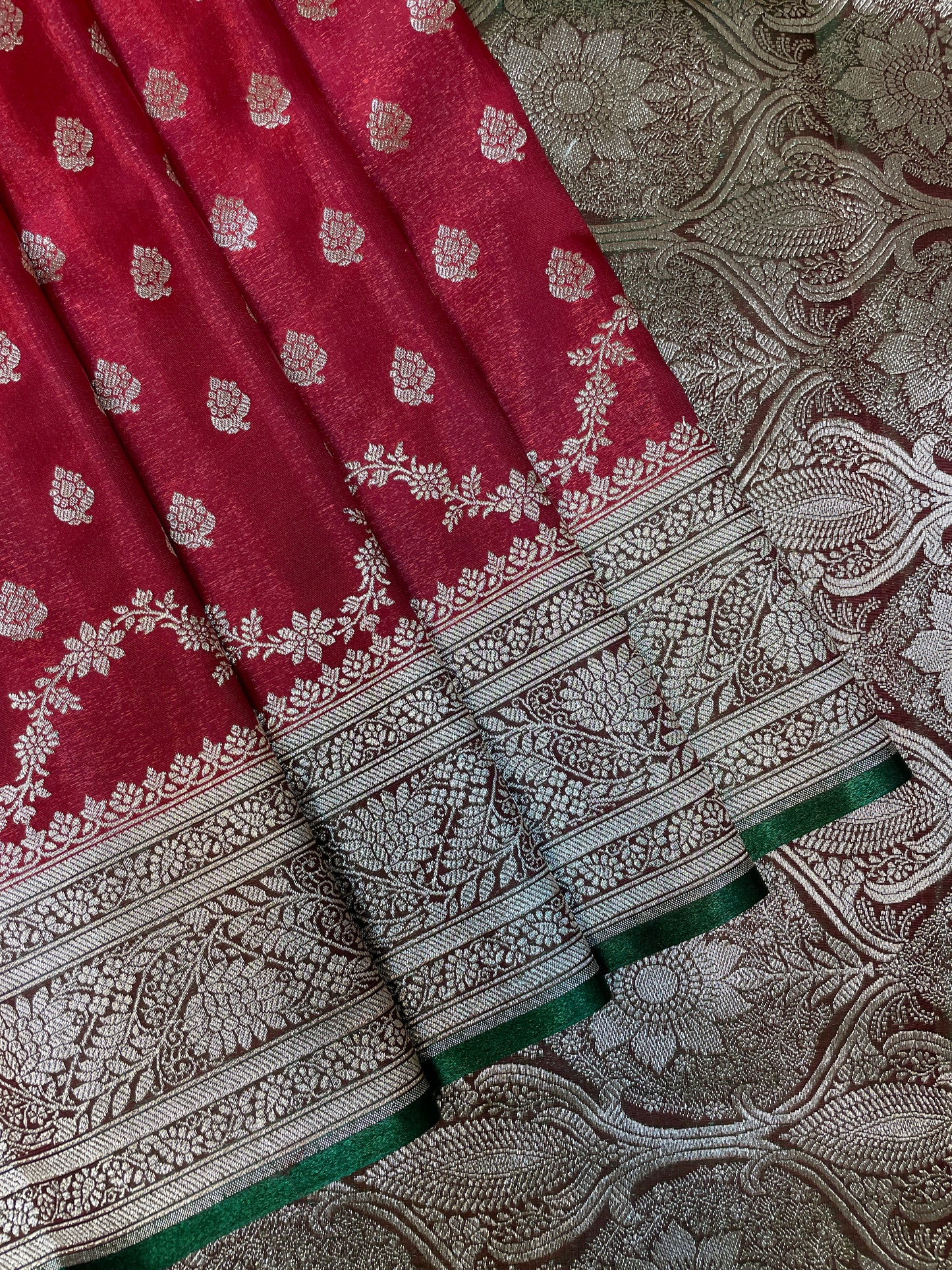Maroon And Dark Green Katan Banarasi Saree with Silver Zari Floral Weaving And Grand Pallu B0579ds