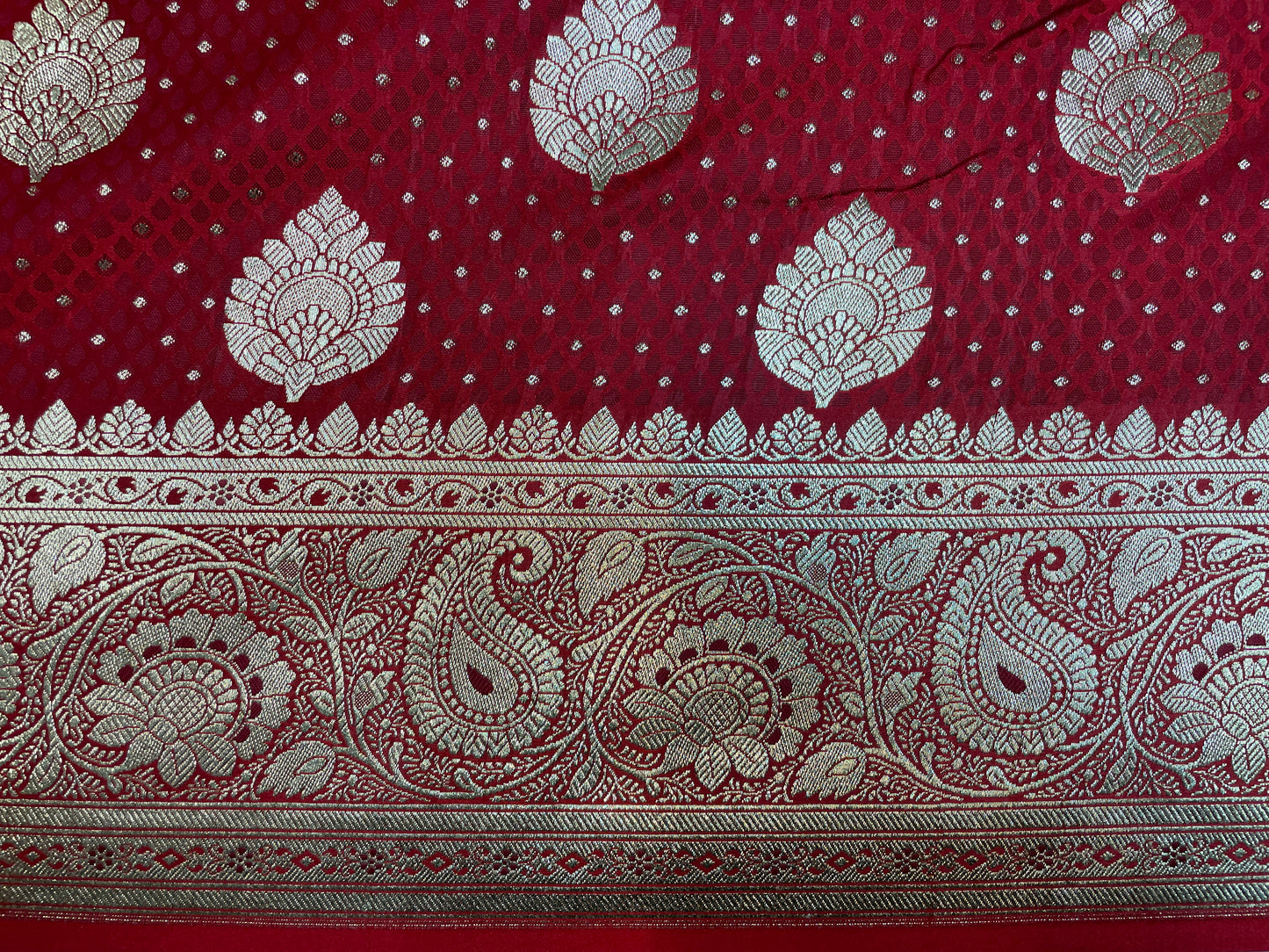 Maroon Katan Banarasi Saree with Silver Zari Floral Weaving And Grand Pallu B0571ds