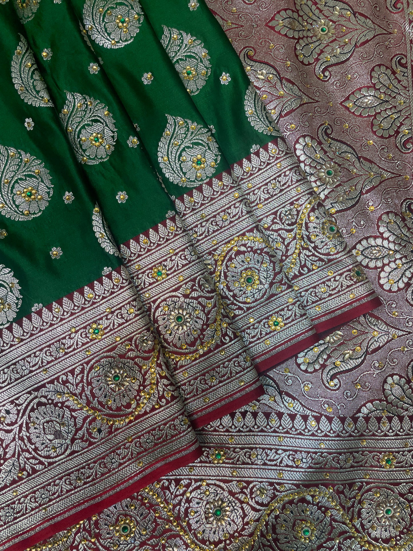 Dark Green And Red Katan Banarasi Saree with Silver Zari Floral Weaving And Grand Pallu B0574ds