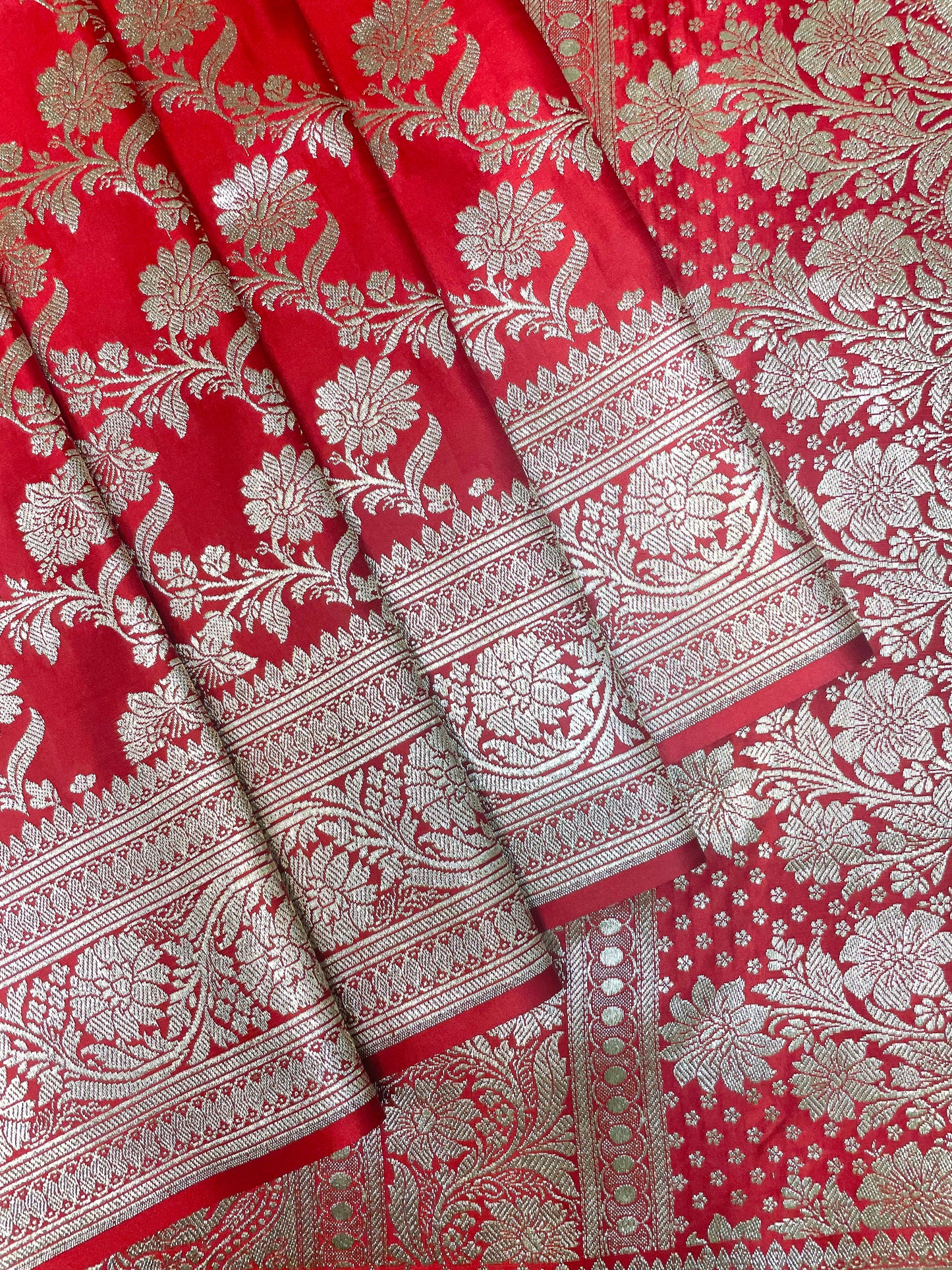 Red Katan Banarasi Saree with Silver Zari Floral Weaving And Grand Pallu B0580ds