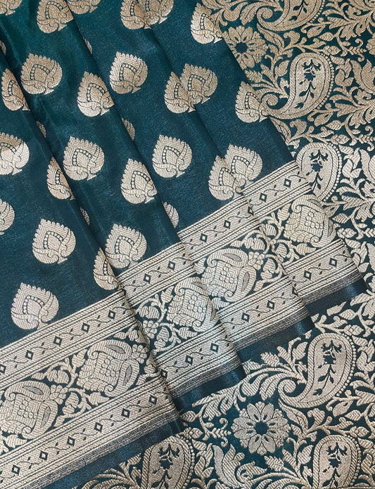 Dark Green And Red Katan Banarasi Saree with Silver Zari Floral Weaving And Grand Pallu B0585ds