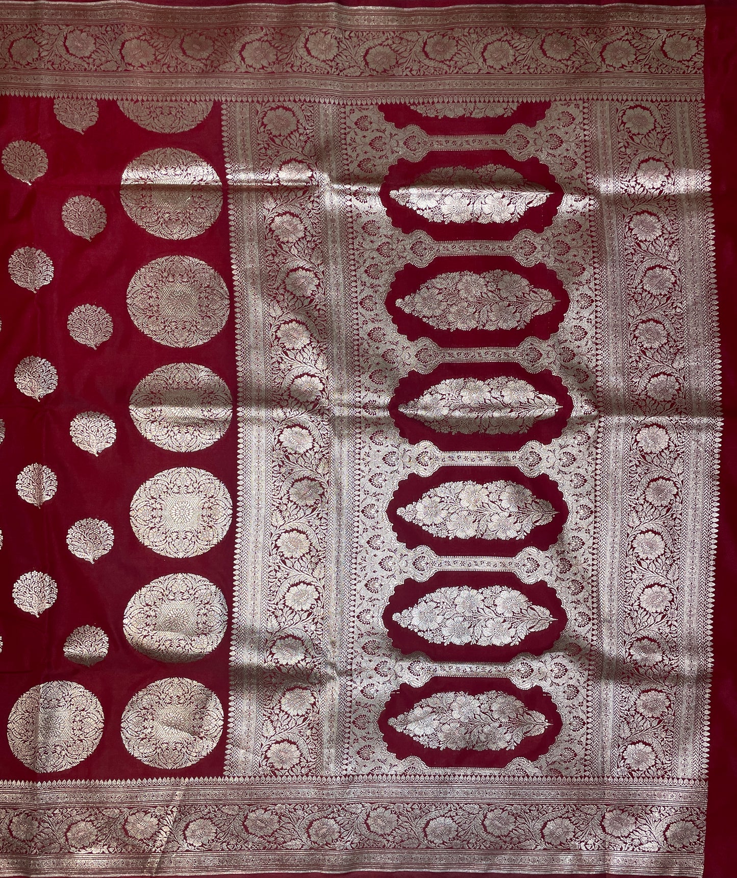 Maroon Katan Banarasi Saree with Silver Zari Floral Weaving And Grand Pallu B0591ds