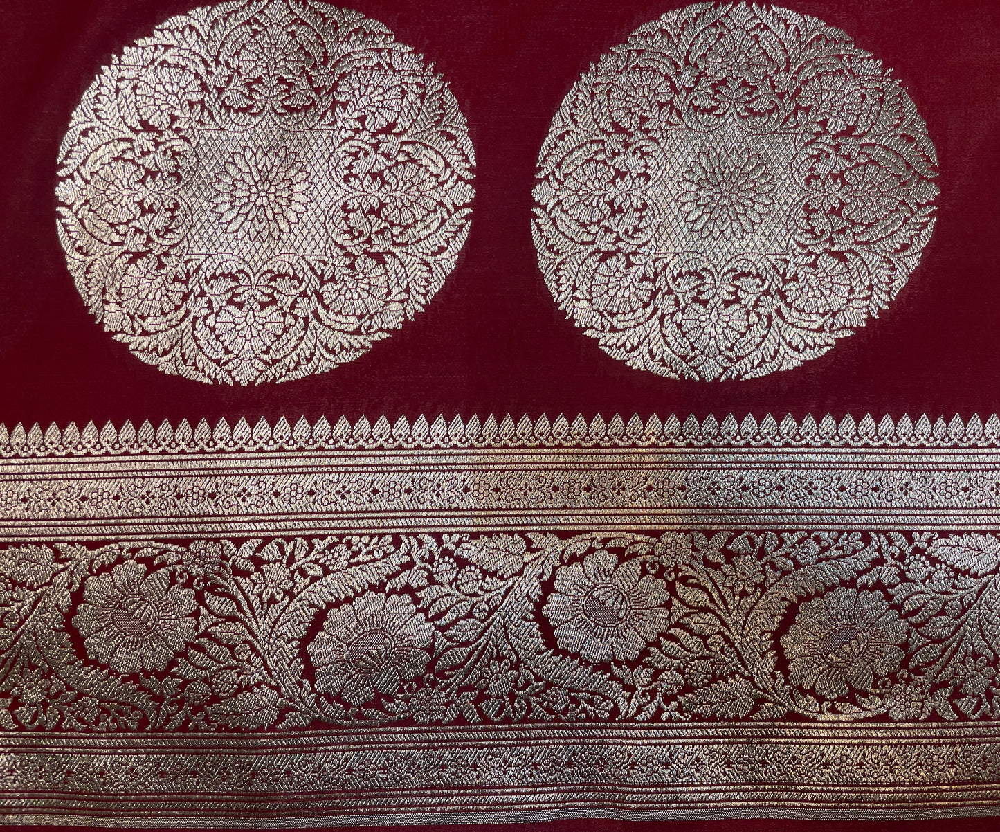 Maroon Katan Banarasi Saree with Silver Zari Floral Weaving And Grand Pallu B0591ds