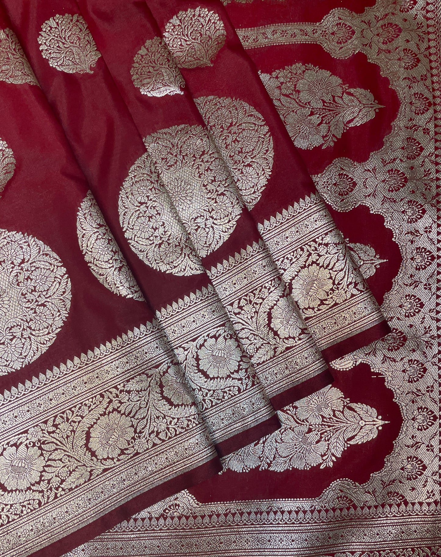 Maroon Katan Banarasi Saree with Silver Zari Floral Weaving And Grand Pallu B0591ds