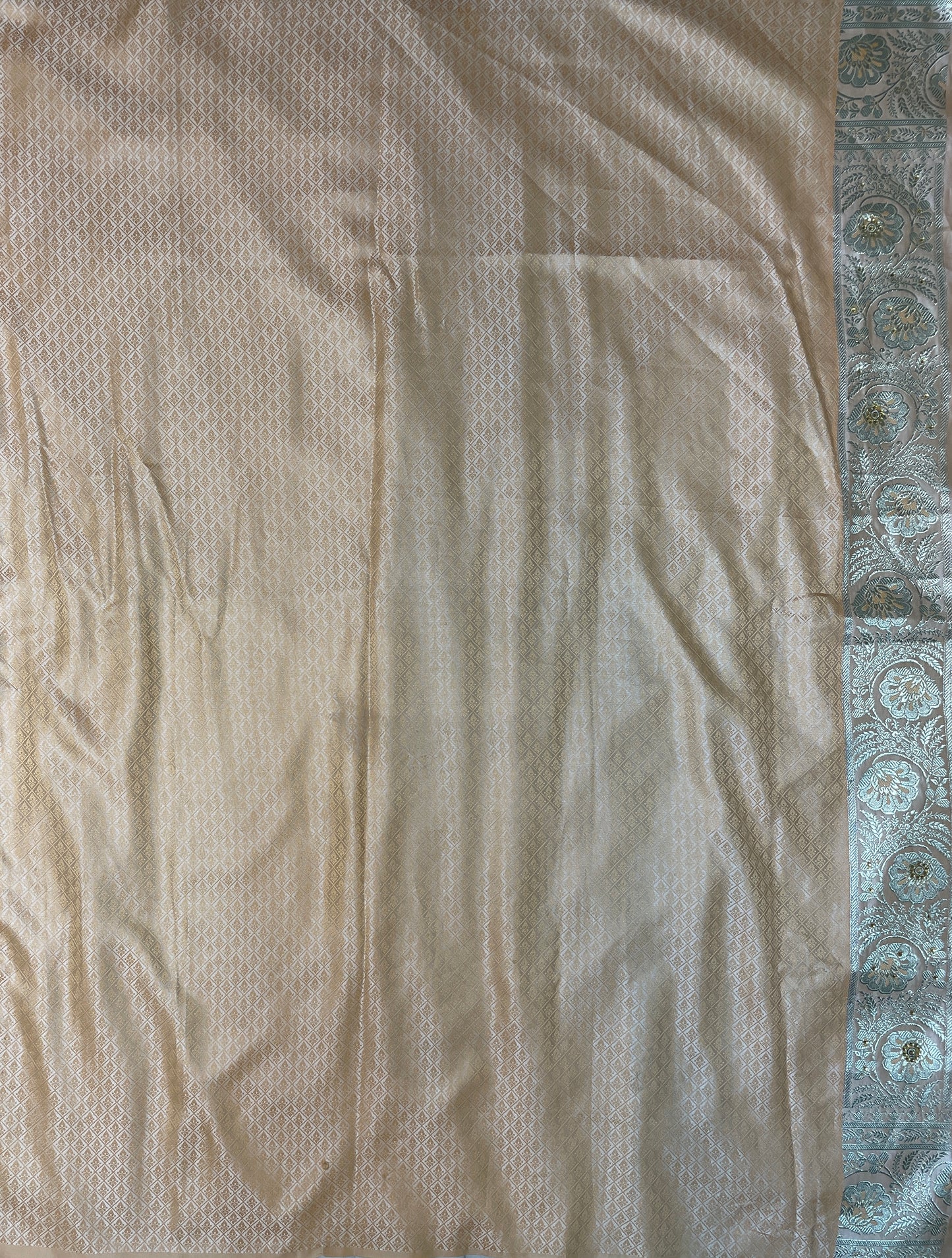Cream Katan Banarasi Saree with Silver Zari Floral Weaving And Grand Pallu B0594ds