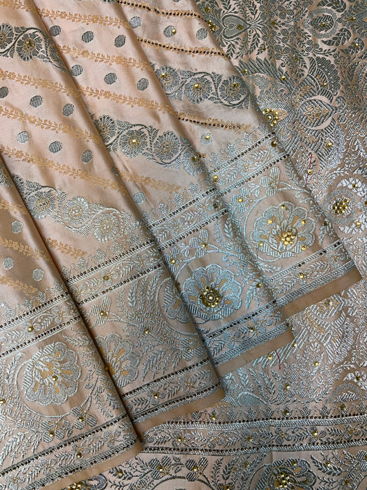 Cream Katan Banarasi Saree with Silver Zari Floral Weaving And Grand Pallu B0594ds
