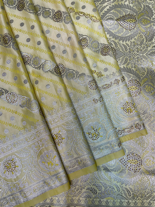 Yellow Katan Banarasi Saree with Silver Zari Floral Weaving And Grand Pallu B0598ds