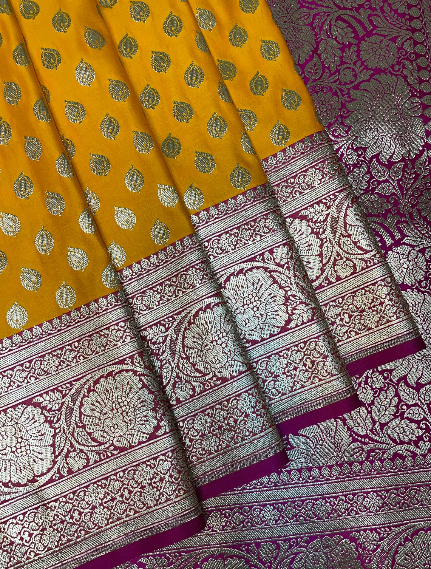 Yellow And Pink Katan Banarasi Saree with Silver Zari Floral Weaving And Grand Pallu B0610ds