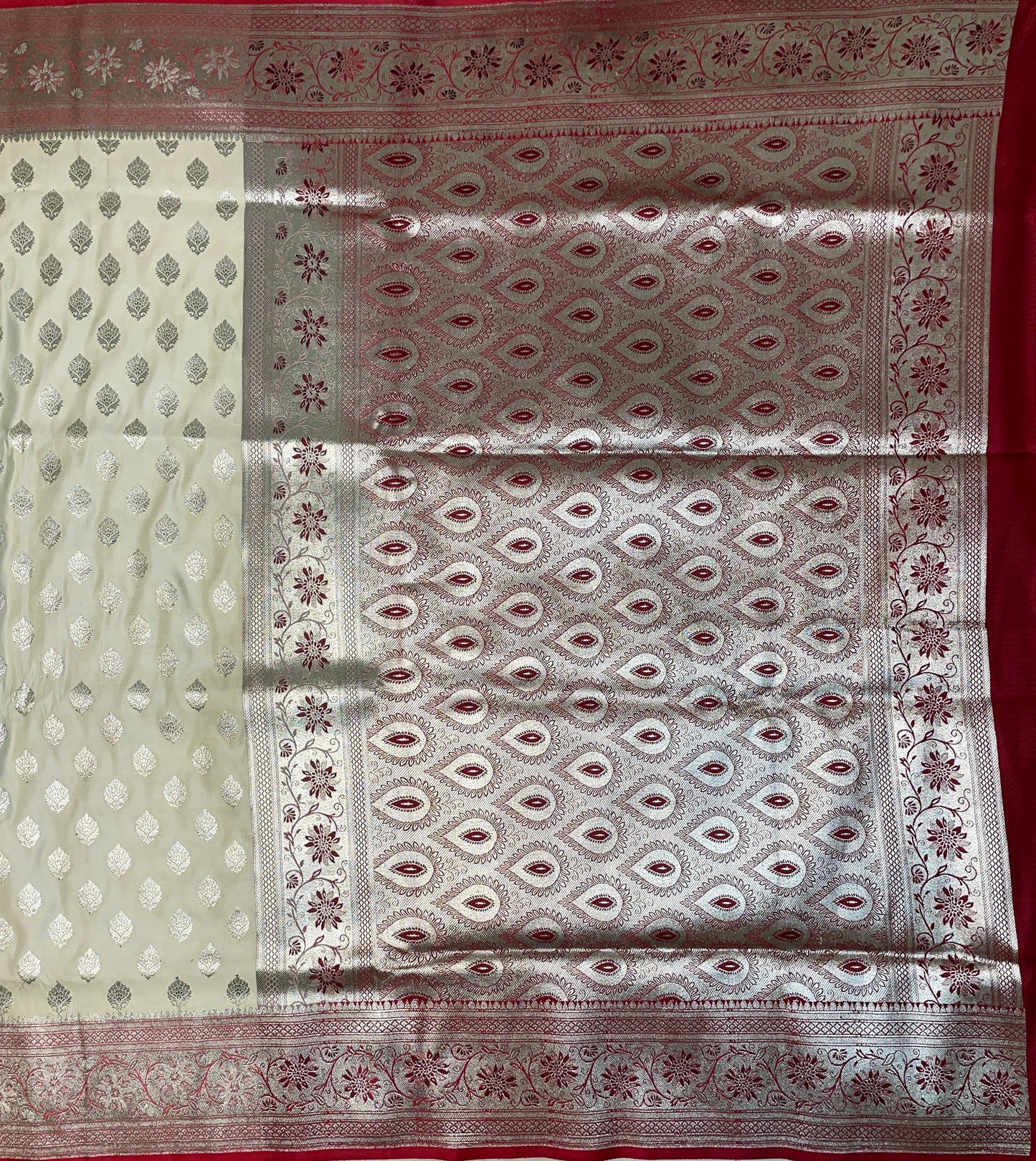 Cream And Red Katan Banarasi Saree with Silver Zari Floral Weaving And Grand Pallu B0614ds