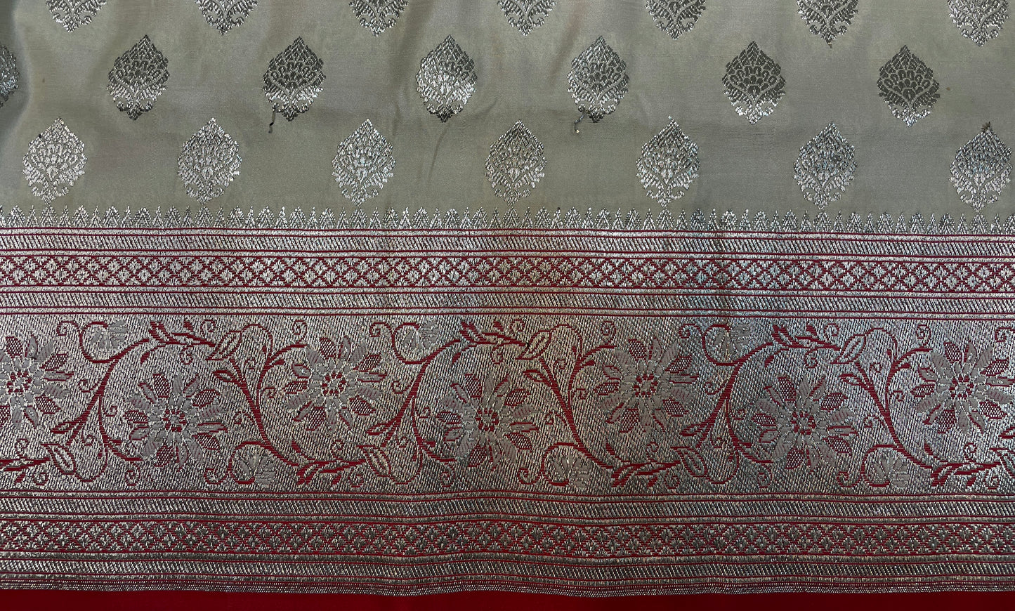 Cream And Red Katan Banarasi Saree with Silver Zari Floral Weaving And Grand Pallu B0614ds