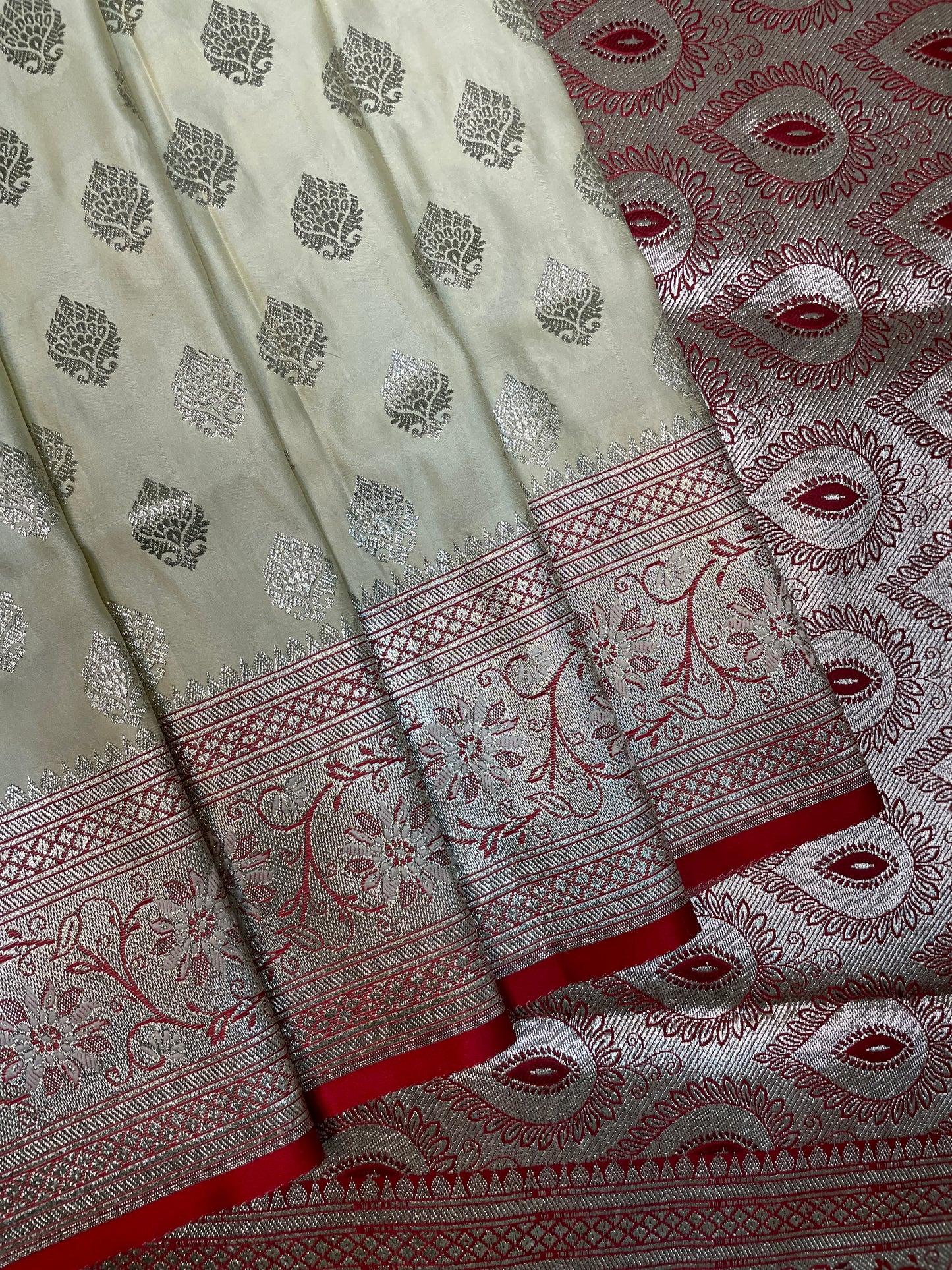 Cream And Red Katan Banarasi Saree with Silver Zari Floral Weaving And Grand Pallu B0614ds