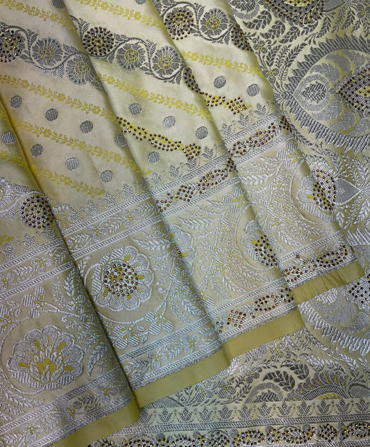 Yellow Katan Banarasi Saree with Silver Zari Floral Weaving And Grand Pallu B0627ds