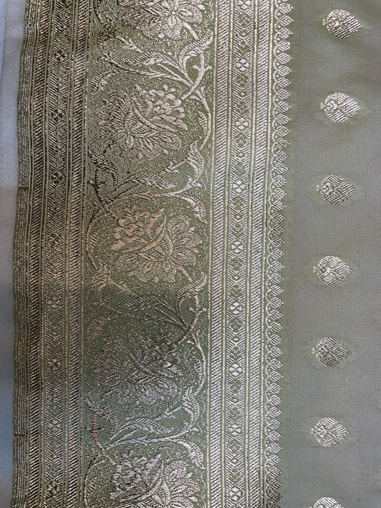 White Katan Banarasi Saree with Silver Zari Floral Weaving And Grand Pallu B0635ds