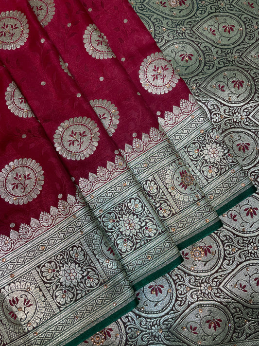 Maroon And Green Katan Banarasi Saree with Silver Zari Floral Weaving And Grand Pallu B0639ds