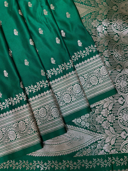 Green Banarasi Saree with Gold Zari Floral Weaving And Grand Pallu B0659ds
