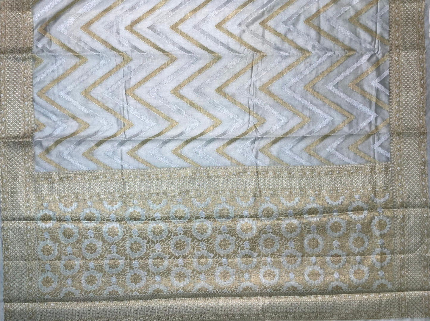 Grey Banaras Georgette Silk with Zari Lines with Intricate Border and Pallu Design b0115ds