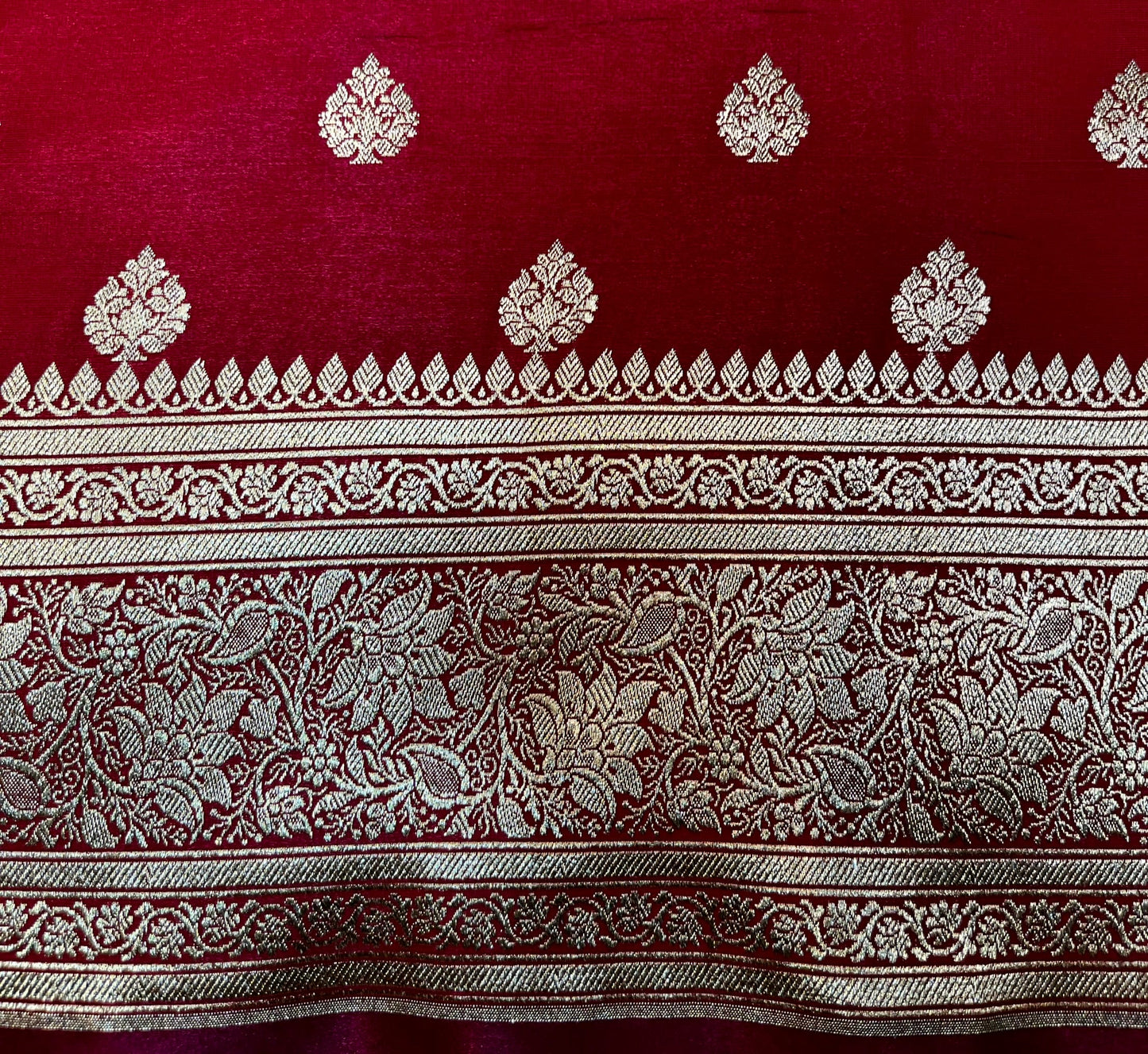 Red Banaras Katan Silk Saree with Body Butti and Border Design b0435ds