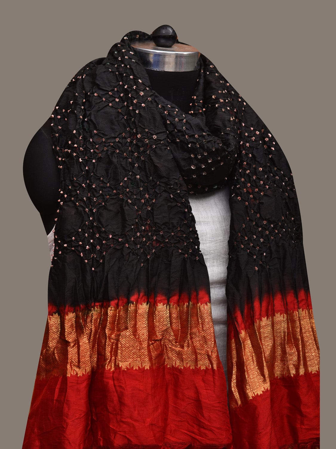 Black and Red Bandhani Kanchipuram Silk Handloom Dupatta with Border Design ds2917