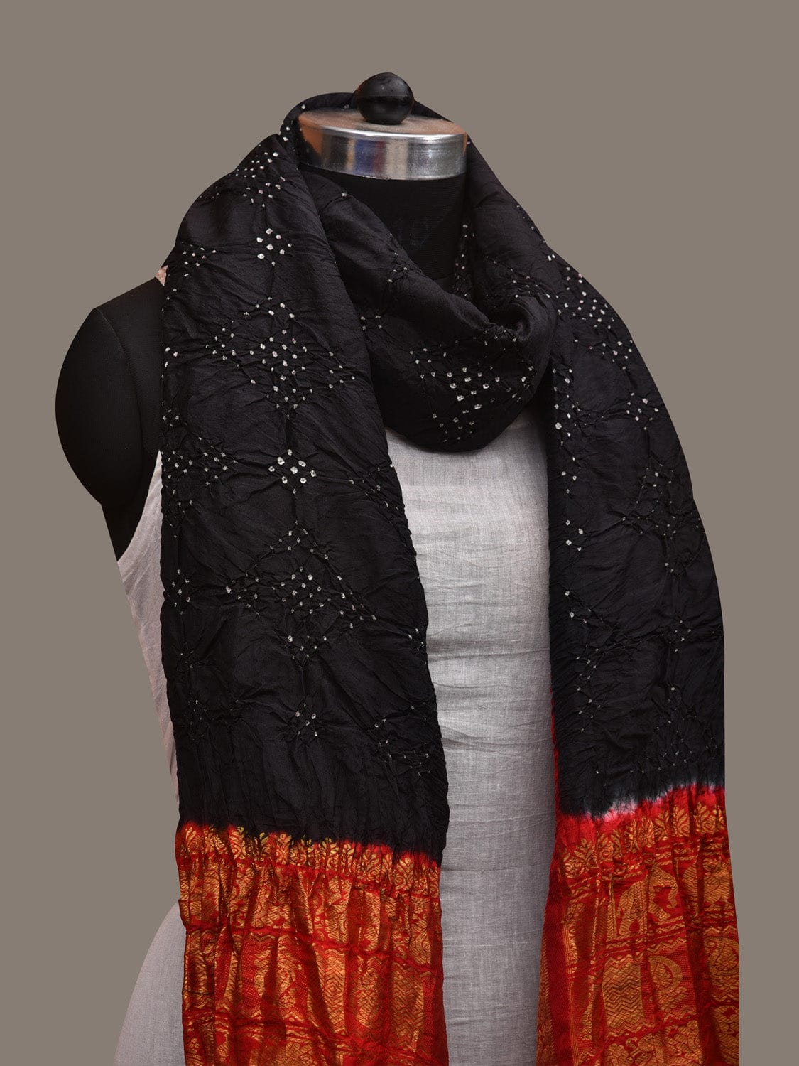 Black and Red Bandhani Kanchipuram Silk Handloom Dupatta with Border Design ds2951