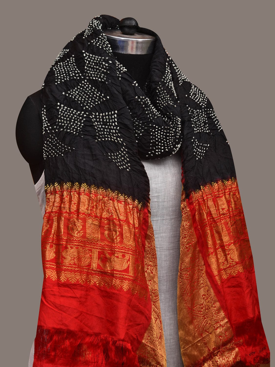 Black and Red Bandhani Kanchipuram Silk Handloom Dupatta with Border Design ds2963